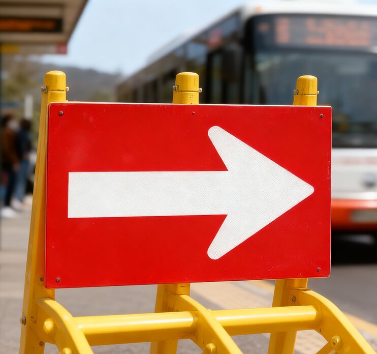 Yol güvenliği için L400×W280×H2.0mm boyutları olan katlanabilir Alüminyum 3M yansıtıcı trafik işareti